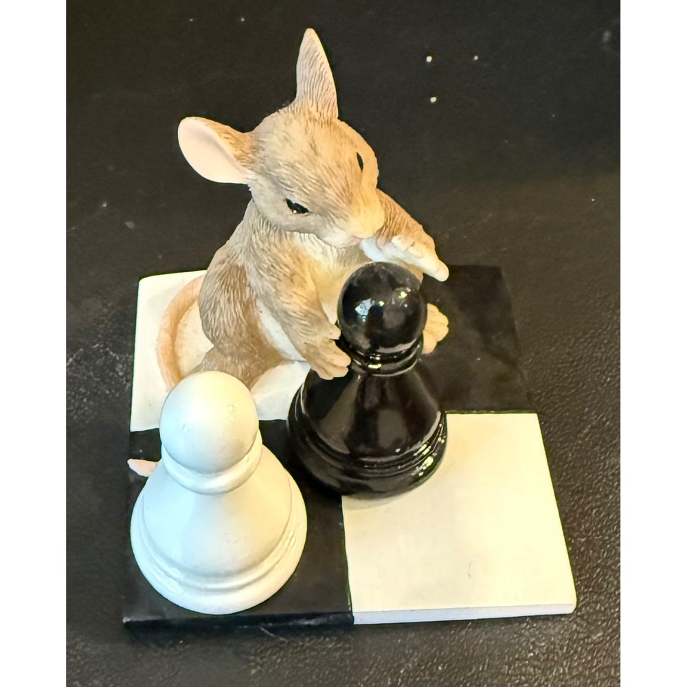 Charming Tails Fitz Floyd Figurine It's Your Move Mouse Chess Playing 89/704